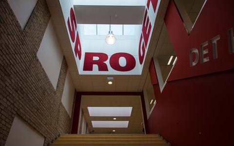 Røde bogstaver udskåret filt på væg